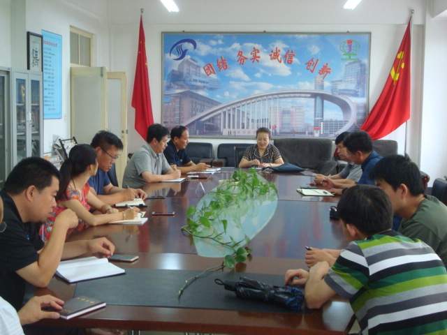 党员们在认真学习党课