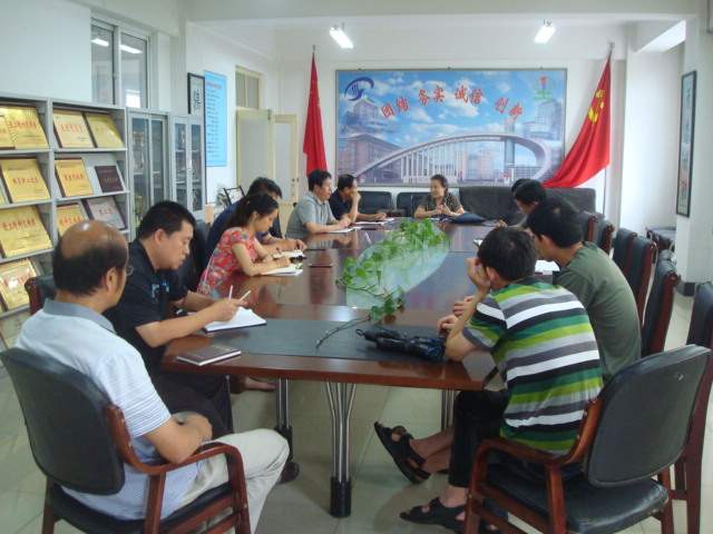党员们在认真做学习笔记